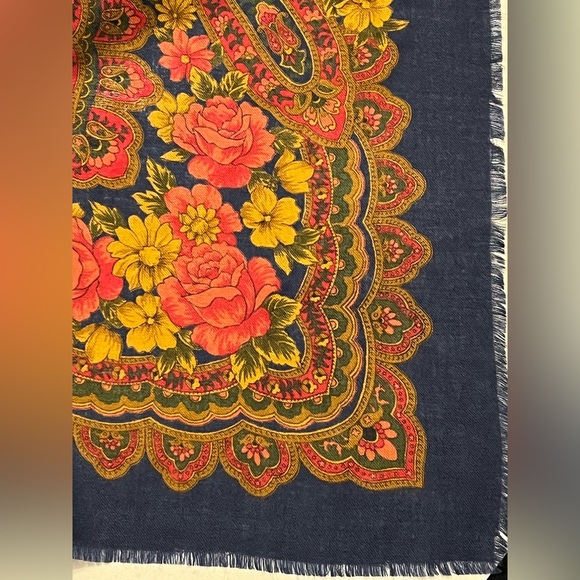 🌺Spectacular Vintage ECHO Navy & Pink Fine Wool 43” Square Scarf—Lightweight - Picture 12 of 16